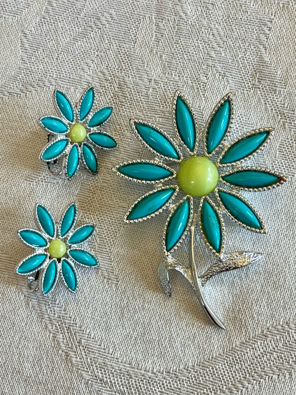 1971 Sarah Coventry Daisy Time Brooch and Earring Set